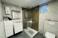Modernes Badezimmer mit bodentiefer Dusche